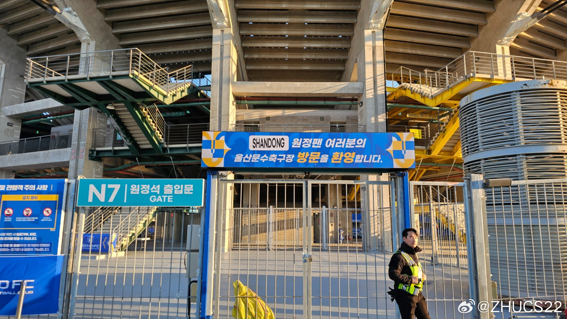 博主：蔚山現(xiàn)場(chǎng)工作人員、轉(zhuǎn)播車、安保在準(zhǔn)備撤場(chǎng)，場(chǎng)外一片安靜